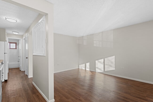 Photo - Pearl Court Apartments