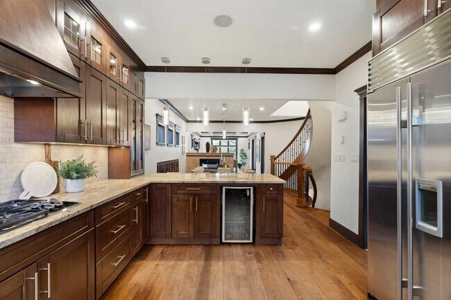 Photo - 4707-4721 21 St SW