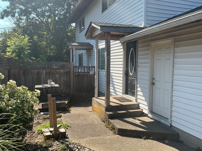 Building Photo - 167 NW Ebberts Ave Unit A