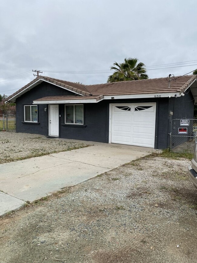 Building Photo - Lake Elsinore 2-Bedroom Home – $1,899 Limi...
