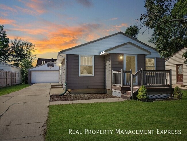 Building Photo - 4 Bed 2 Bath Home with Fenced Yard