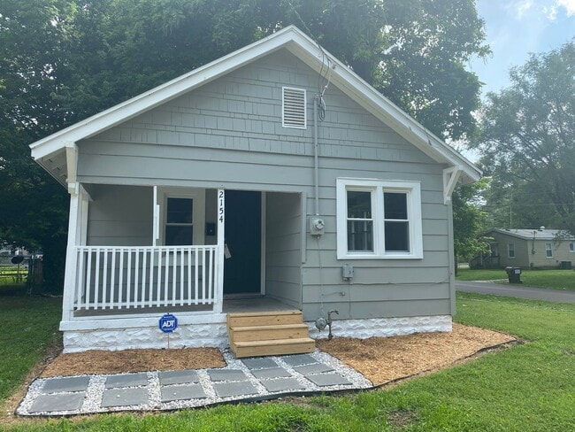 Building Photo - Updated 2 bed/1 bath, 800 sqft home!