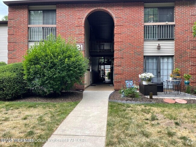 Building Photo - 21 Augusta Ct Unit 8 Rental