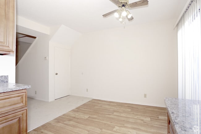 2BR, 1.5BA - 960 SF