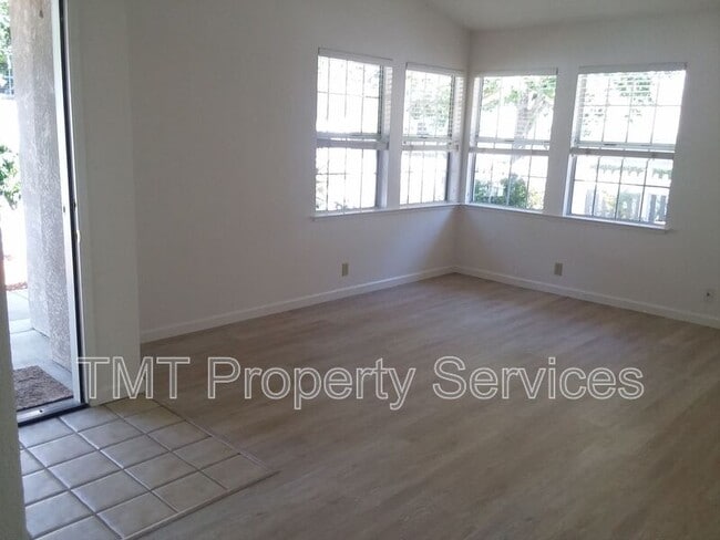 Photo - 948 Bluebell Way
