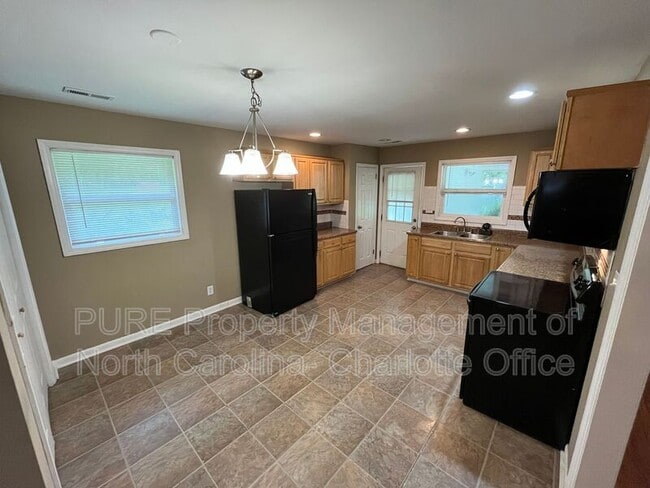 Building Photo - 4304 Wedgewood Dr