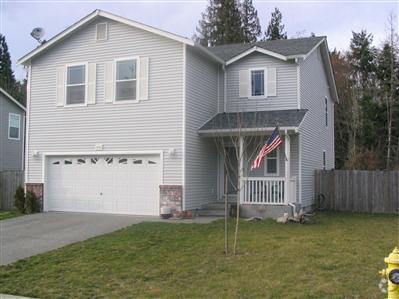 Building Photo - Spacious home with large back yard