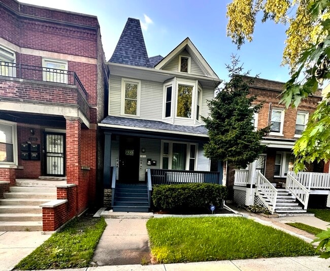 Building Photo - 1302 E 72nd St