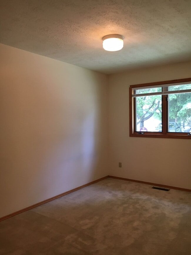 Building Photo - 2 Bedroom, 1 Bathroom Townhouse-Walking di...