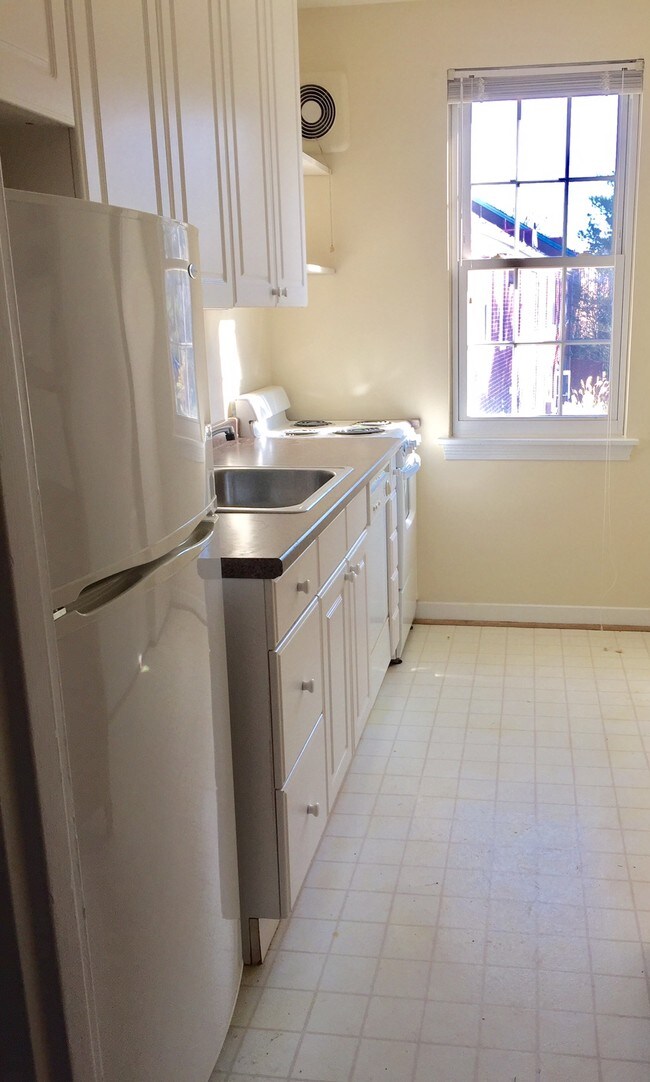 kitchen - 3407 Commonwealth Ave Unit C