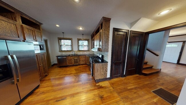 3924 Warwick - 3924 Warwick