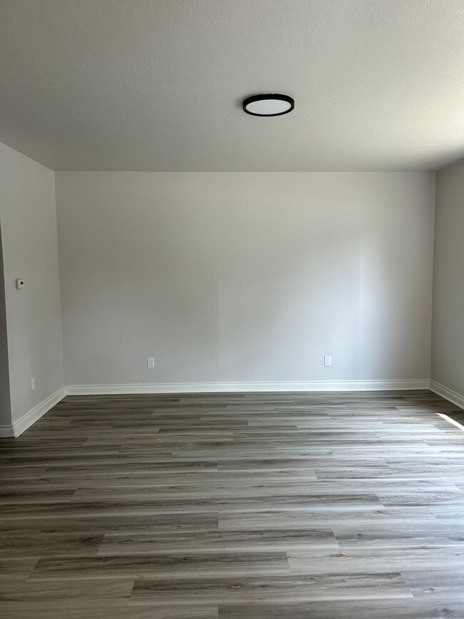 Photo - (935) Western Blvd - 3 Bedroom / 2 Bathroom Duplex Home - Updated Unit 1325
