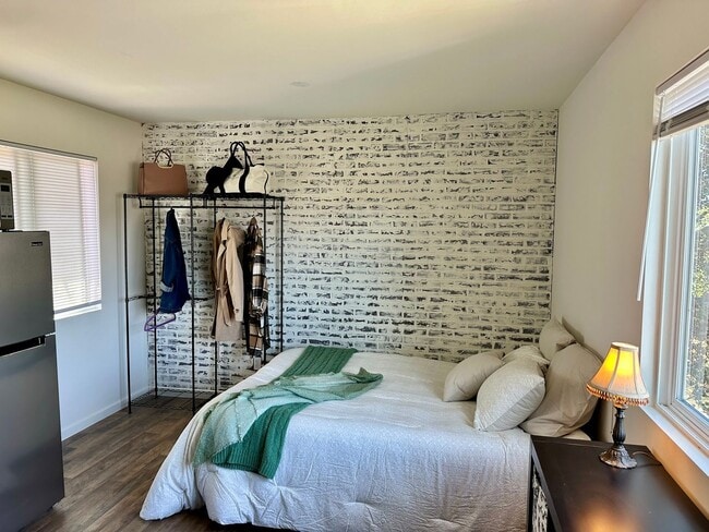 Building Photo - Studio Available in West Petaluma - Utilit...