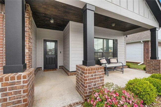 Photo - 2104 SW Huntwick Ave