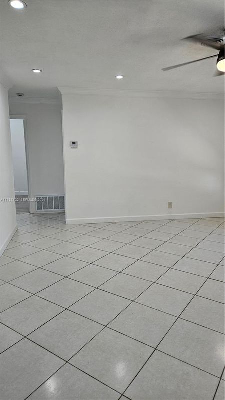 Photo - 4360 NE 13th Ave Unidad Main