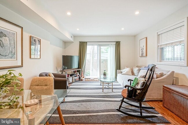 Building Photo - 1926 Bainbridge St Unit A