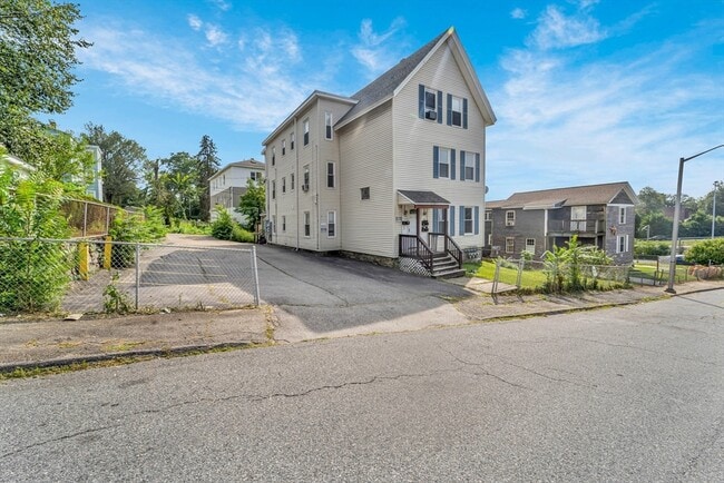 Building Photo - 8 Newport St Unit 2 Rental