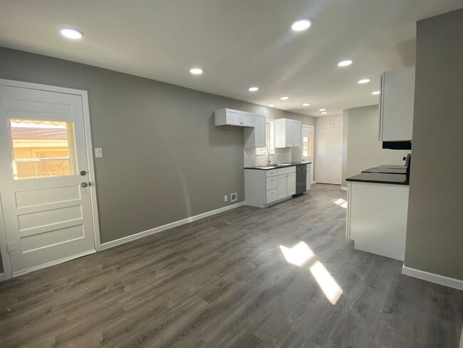 Photo - 1445 W Ball St