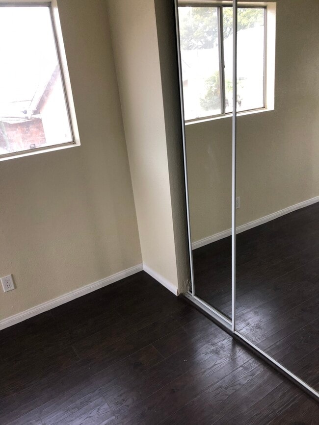 Photo - 716 1/2 W 60th St