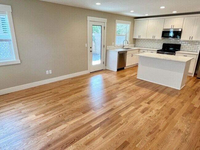 12244 NE Stanton St Unidad C