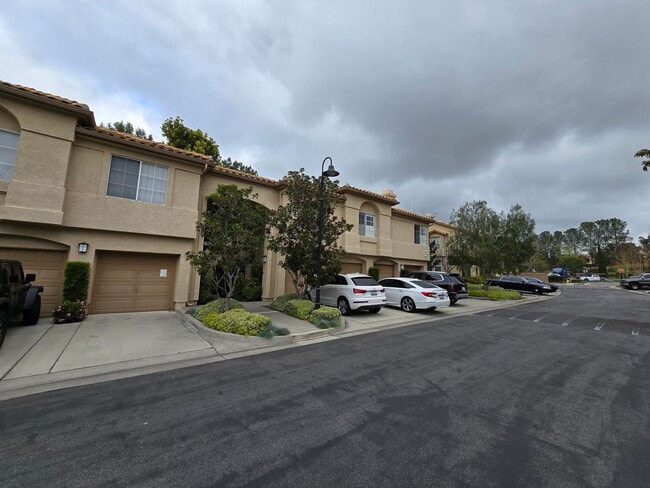 Building Photo - Seacove Place: 3 Bedrooms 3 Full Bath Atta... Rental