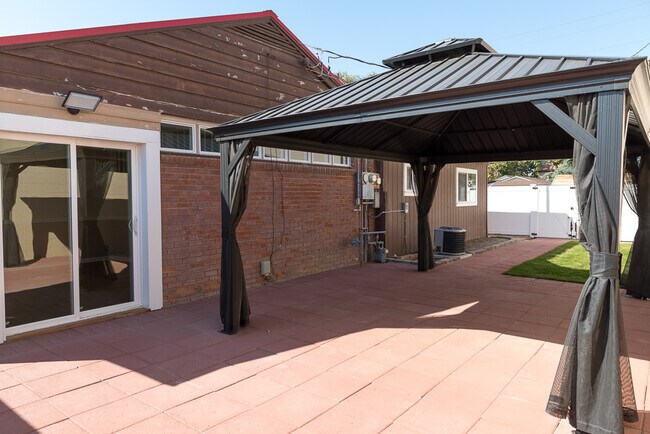 Photo - 398 SW 12th St