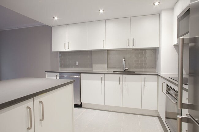 Building Photo - 3495 Rue de la Montagne Unit 808