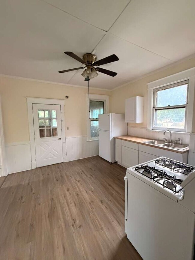 Photo - 754 3rd Ave