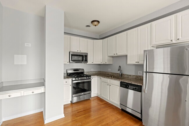 Photo - 2451 W Howard St