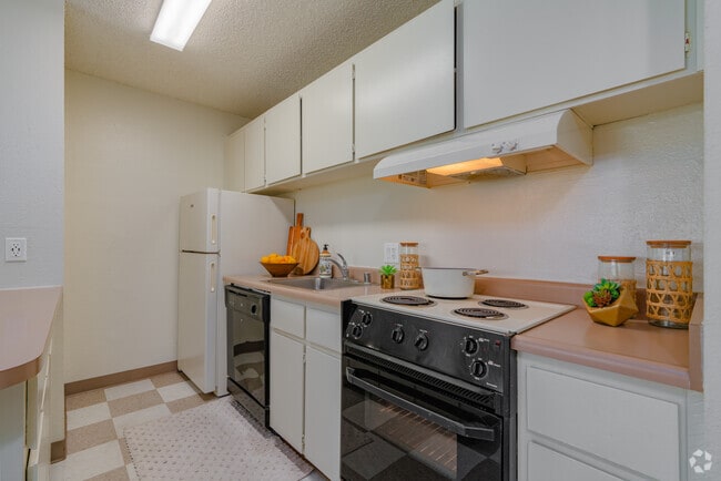 2BR, 2BA - 850 SF - Kitchen