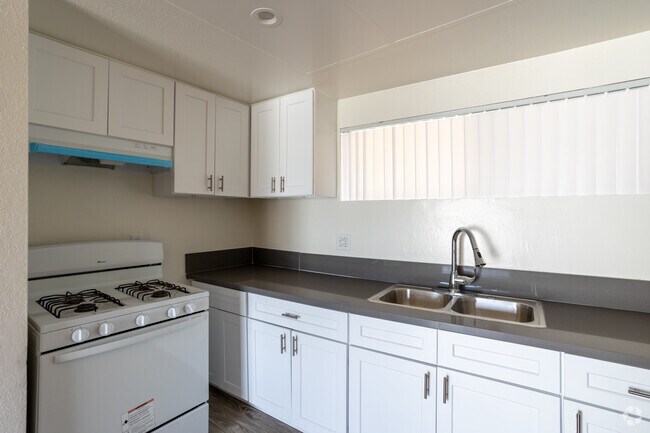 1BR, 1BA - 660SF Kitchen