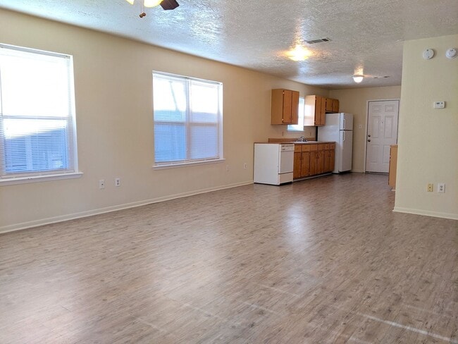 Photo - IMMEDIATE MOVE IN!!!  Spacious 2 Bed, 1 Ba...