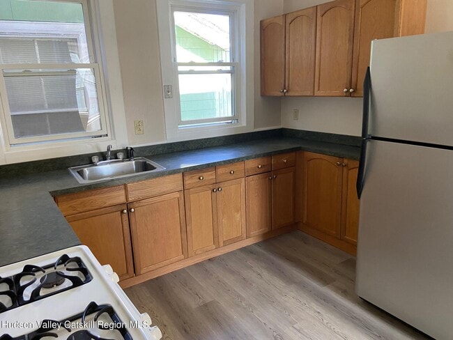 Photo - 214 Robinson St