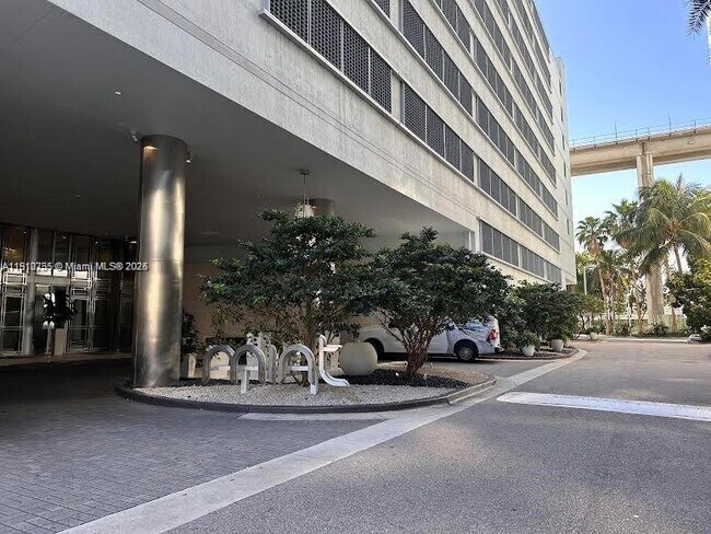 Photo - 92 SW 3rd St Unidad 1105