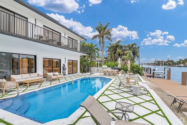 Building Photo - 319 S Riverside Dr Rental