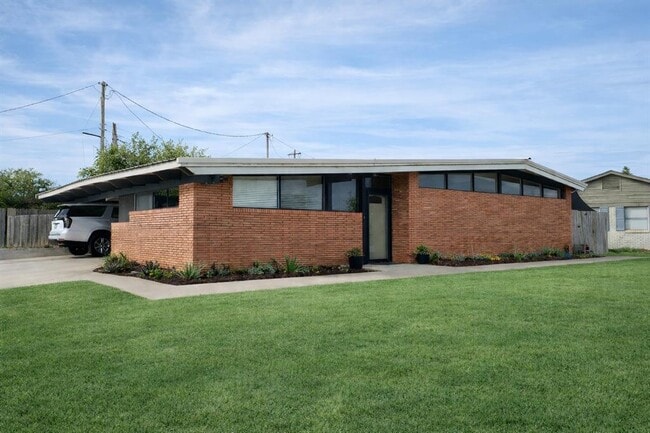 Building Photo - 1919 Sumner Dr