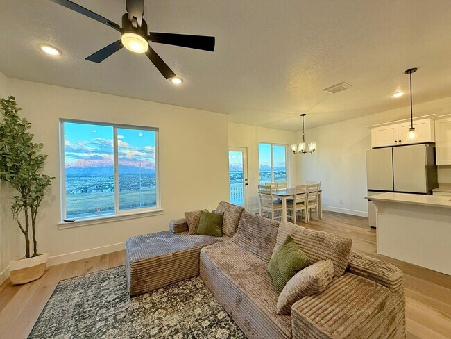 Building Photo - 2886 Red Velvet Ln Unit Upper Residence