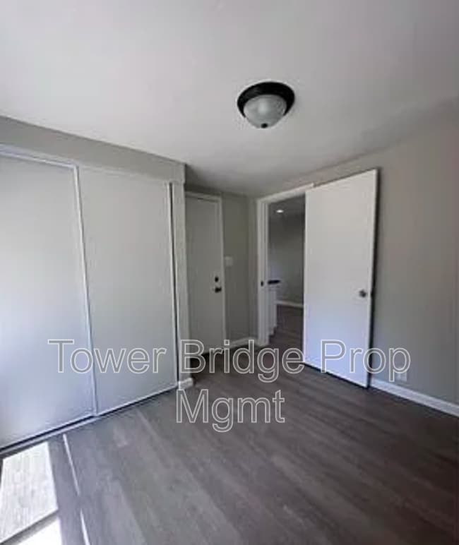 4042 1/2 43rd Street