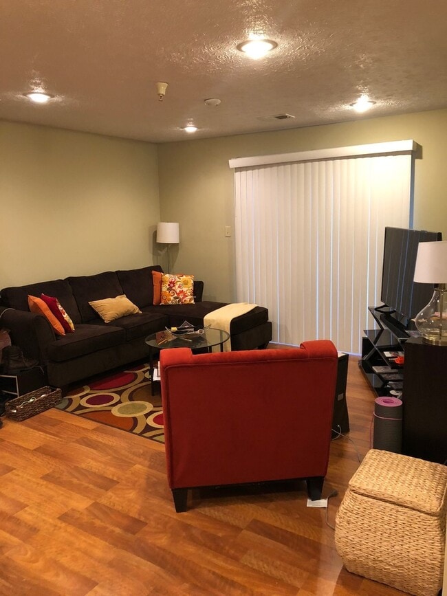 Building Photo - 3 BDRM AVAILABLE AUGUST 2026! MONTHLY RENT IS $1,500