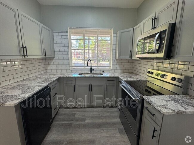 Building Photo - 1901 Clairmont Terrace NE Rental