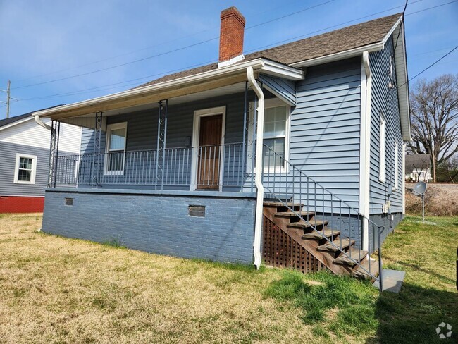 Building Photo - 18 W 8th St Rental