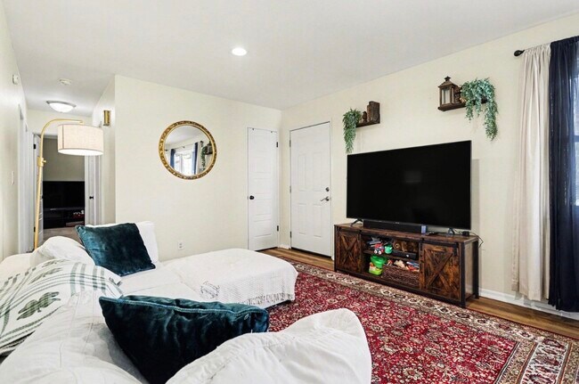 Photo - 133 W Hughes St