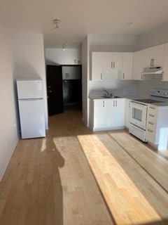 Building Photo - 5497 Av. Victoria Unit 224