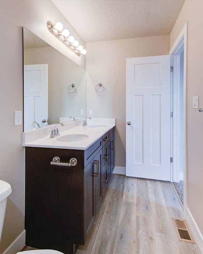 Elite 4 bedroom Townhome/Move in specials! - Elite 4 bedroom Townhome/Move in specials!