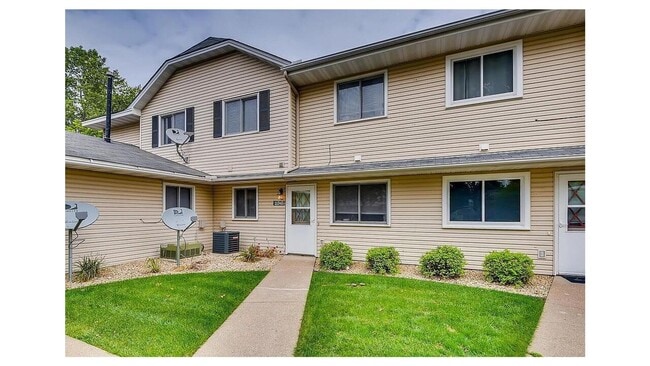Building Photo - Great 2 Bedroom, 2 Bathroom Side by Side Townhome Unit Available in Coon Rapids - WON'T LAST LONG