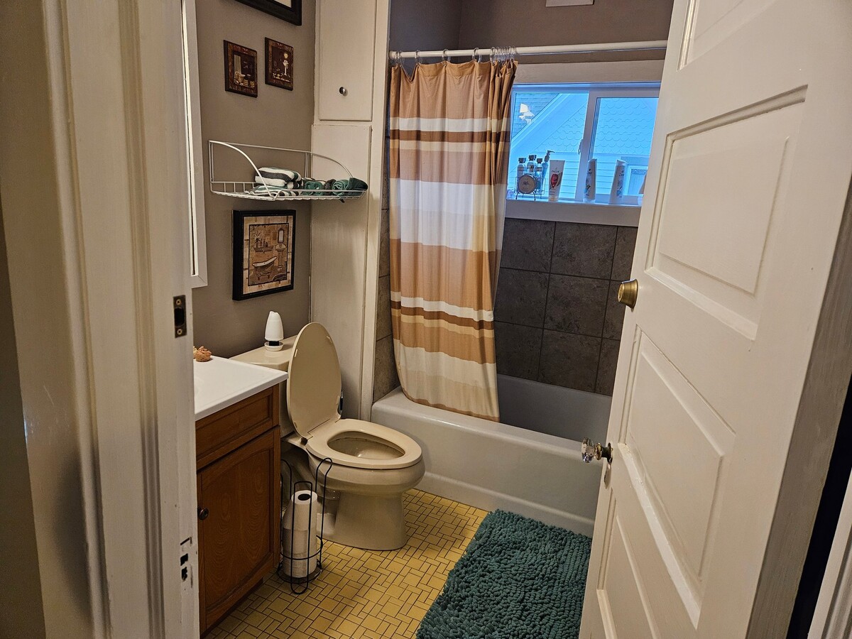 Photo - 107 W 7th St