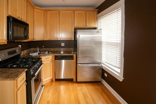 Photo - 626 W Roscoe St Apartment Unit 1F