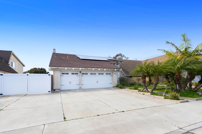Building Photo - Gorgeous Cul-De-Sac Huntington Beach Home  — Biking Distance to the Beach!