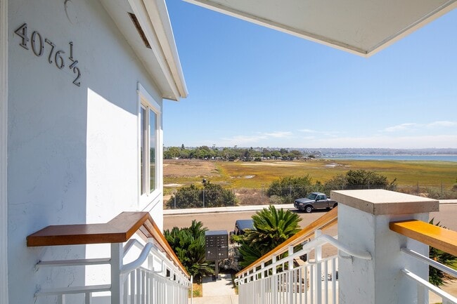 Stunning 2 Bed/1 Bath With Bay Views In Cr... - Stunning 2 Bed/1 Bath With Bay Views In Cr... Apartment Unit 4076 1/2