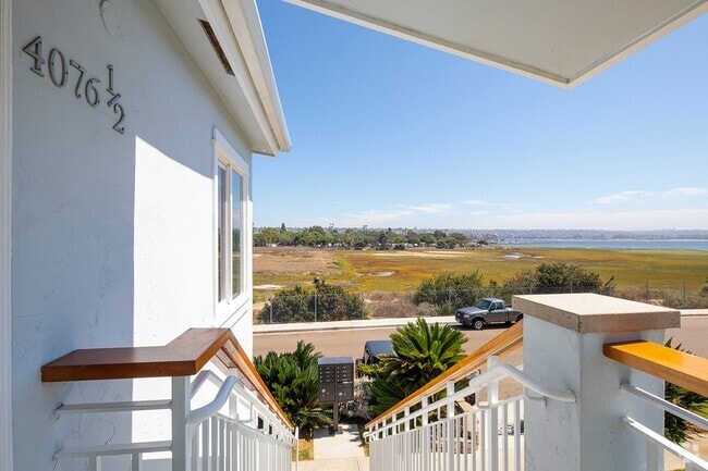 Building Photo - Stunning 2 Bed/1 Bath With Bay Views In Cr... Unit 4076 1/2 Rental